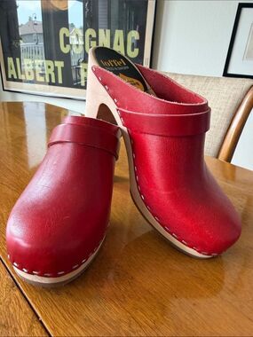 NEW Swedish Hasbeens’ classic clogs